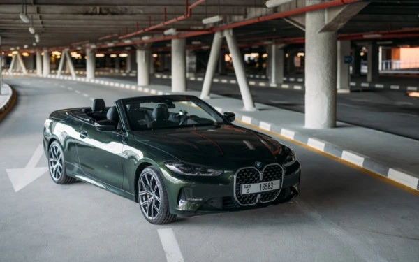 Green BMW 430i cabrio, 2022