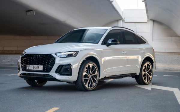 White Audi Q5 Sportback, 2025