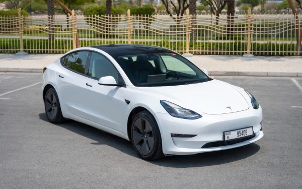 White Tesla Model 3, 2023