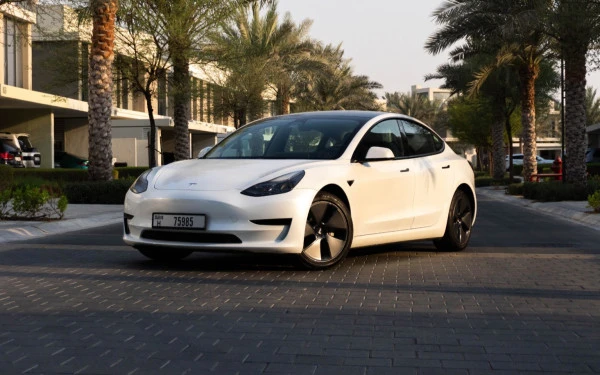 White Tesla Model 3, 2023